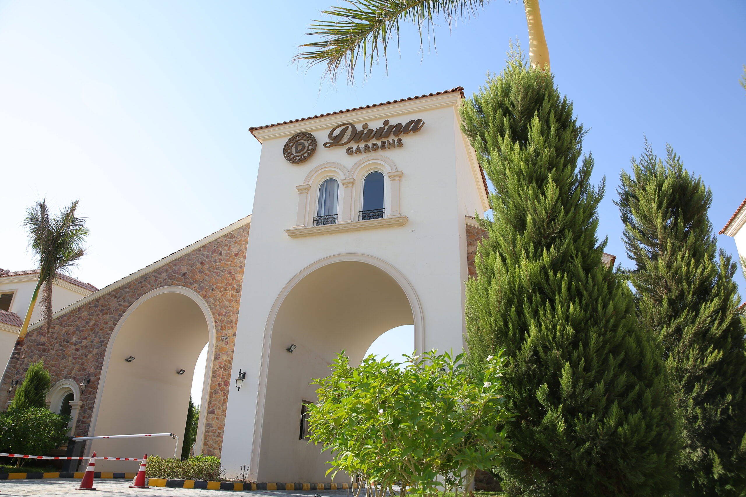 المدخل المسوّر المكتمل لمشروع Divina Gardens