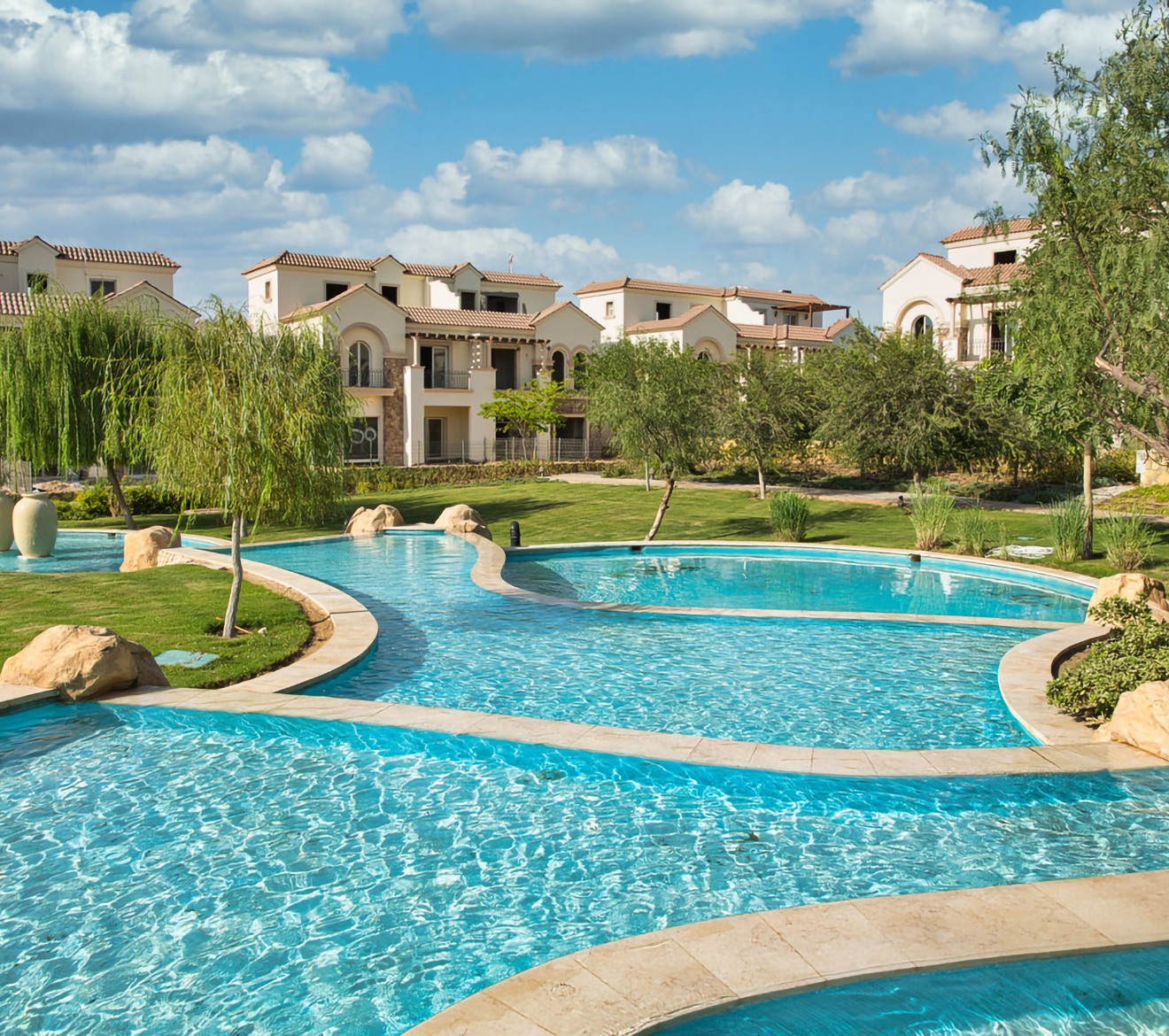 حمام سباحة محاط بالمساحات الخضراء في Divina Gardens