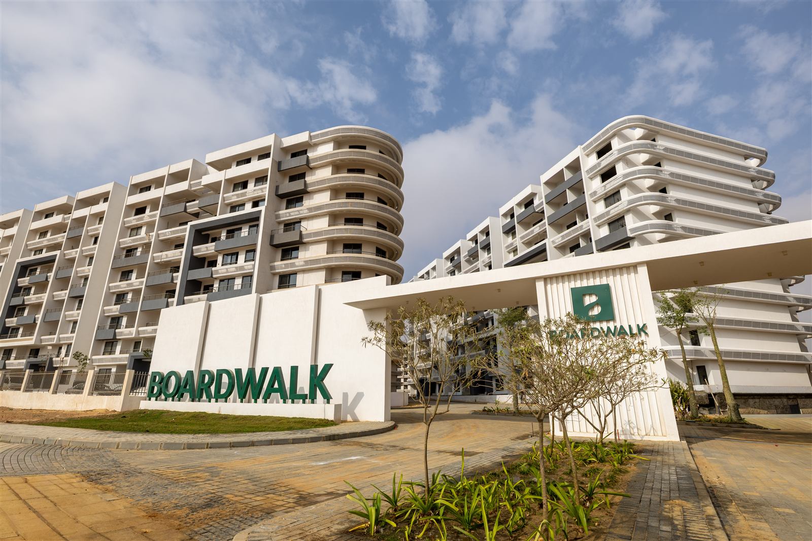 لافتة مدخل Boardwalk وخلفها مباني المنطقة C المكتملة